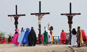 Filipiny religia: inscenizacja ukrzyżowania Jezusa z udziałem wiernych w barwnych strojach.