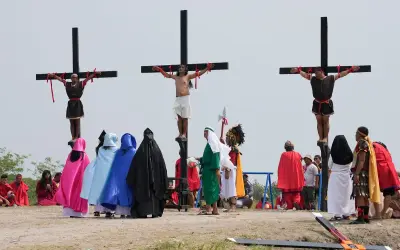 Filipiny religia: inscenizacja ukrzyżowania Jezusa z udziałem wiernych w barwnych strojach.