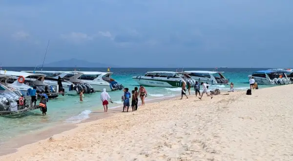 Piękna plaża w Tajlandii, łodzie czekają na turystów. Marzenie o wizie do Tajlandii staje się rzeczywistością.