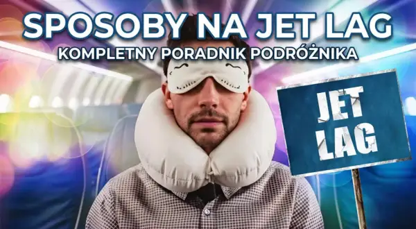 Mężczyzna w masce na oczy i poduszce podróżnej, z tabliczką "JET LAG". Poradnik, jak sobie radzić z jetlagiem.