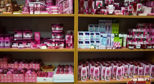 Półki uginają się od produktów z różą z Bułgarii. Kremy, mydła, balsamy – idealne, by sprawdzić, co kupić w Bułgarii na pamiątkę.