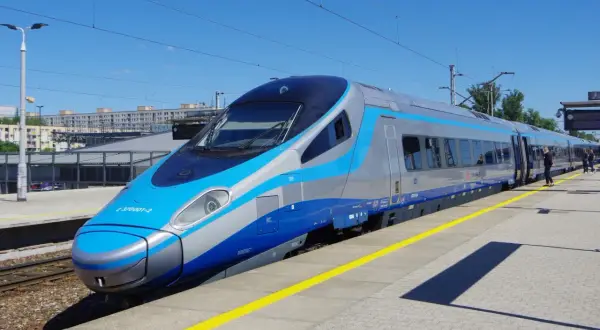 Pendolino na peronie, gotowe do podróży po nowych trasach. Szybki pociąg PKP Intercity z charakterystycznym niebiesko-srebrnym malowaniem.