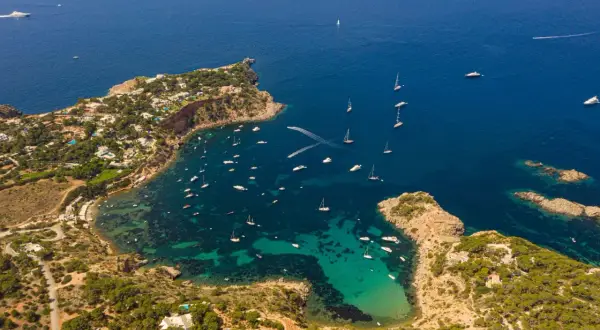 Malownicza zatoka na trzeciej co do wielkości wyspie balearów. Wiele jachtów i łodzi cumuje w krystalicznie czystej wodzie.