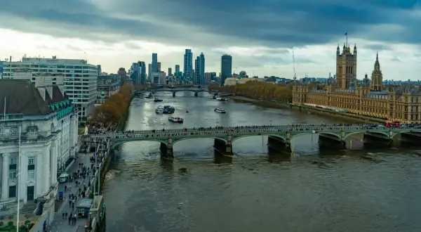 Most Parliament, Tamiza, mosty i statki. Poznaj ciekawostki o Londynie, spacerując po jego brzegach.