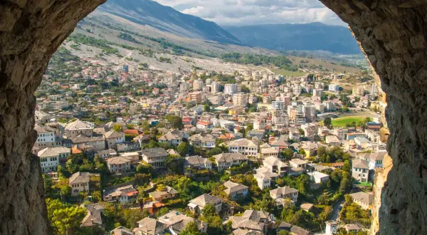 Widok na miasto z kamiennego łuku. Czy Albania jest w UE? To pytanie zadają sobie turyści zwiedzający malownicze krajobrazy.