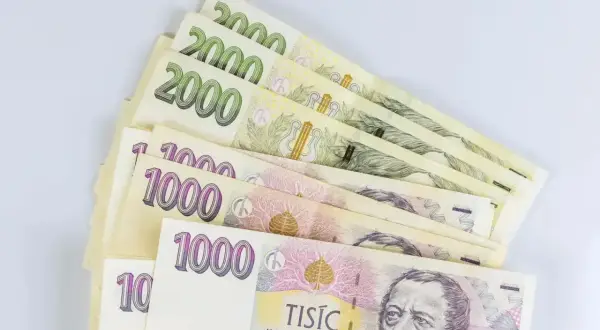 Kupujesz pamiątki w Czechach? Oto kilka banknotów tysięcznych i dwutysięcznych, czyli waluta w Czechach.
