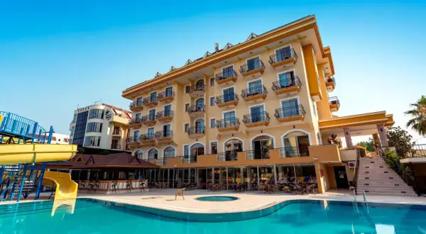 Hotel z basenem i zjeżdżalnią, idealny na last minute Kraków all inclusive. Słoneczny dzień, błękitne niebo.