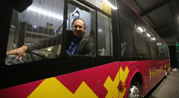 Kierowca autobusu Metropol wita pasażerów. Dojazd z dworca PKP Katowice-Pyrzowice.