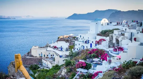 Santorini, Grecja. Czy do Grecji potrzebny jest paszport? Tak, jeśli nie jesteś obywatelem UE. Białe domy na klifie, błękitne morze.