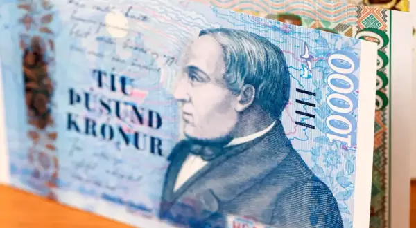 Fragment banknotu 10 000 koron islandzkich. Widoczny portret mężczyzny i napis "Tíu þúsund krónur". Islandia waluta.
