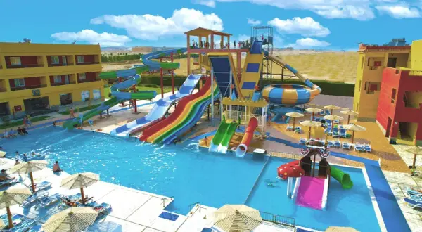 Wesoły aquapark z wieloma zjeżdżalniami i basenem, idealny na wakacje z opcją half board plus.