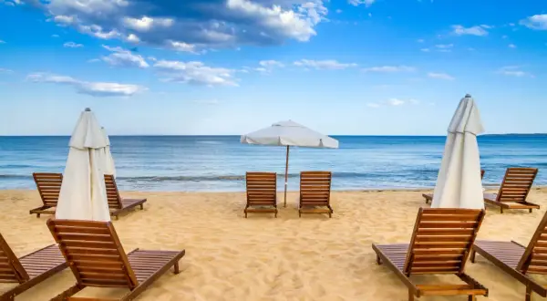 Plaża w Bułgarii, leżaki i parasole czekają na gości. Idealne miejsce na wczasy all inclusive.