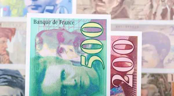 Francuskie banknoty: zielony 500 franków z Banque de France i różowy 200 franków. Dawna waluta Francji.