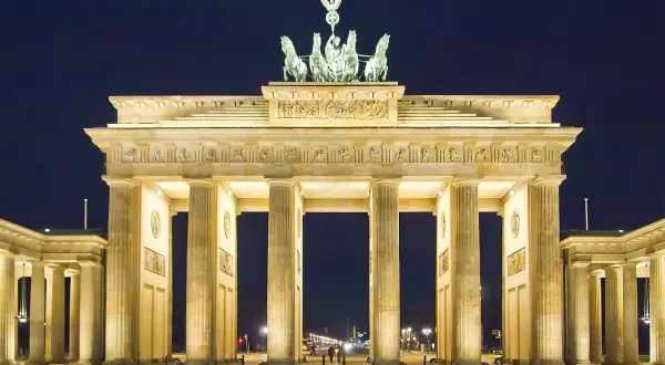 Brama Brandenburska nocą, z kwadrygą na szczycie. Poznaj brama brandenburska ciekawostki i jej historię.