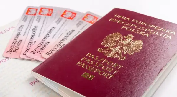 Paszport Unii Europejskiej i kilka dowodów osobistych. Czy do Rzymu potrzebny jest paszport? Tak, jeśli nie jesteś obywatelem UE.