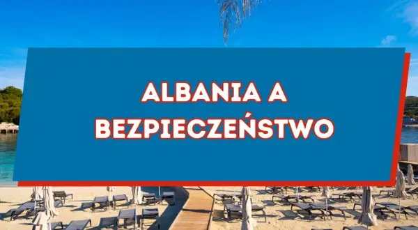 Piękna plaża w Albanii, z leżakami i palmą. Czy w Albanii jest bezpiecznie? Odpowiedź na to pytanie znajdziesz na niebieskim tle.