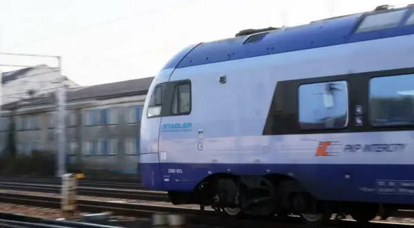 Pociąg PKP Intercity mija budynek. Może właśnie wracasz z podróży i planujesz zwrot biletu intercity?