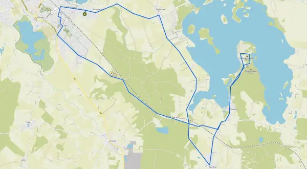 Mapa turystyczna z zaznaczoną trasą wokół miasta nad jeziorem Skiertąg. Widoczne jeziora, lasy i drogi.
