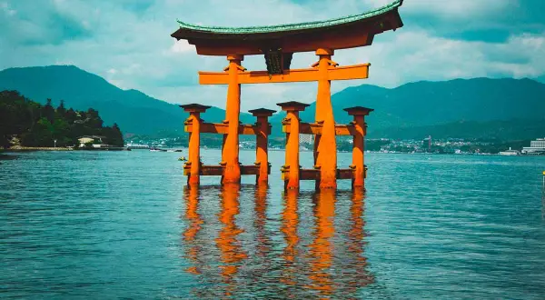 Pomarańczowa brama torii w wodzie, symbol Japonii. Idealne miejsce na wycieczkę, by poczuć magię tego kraju.