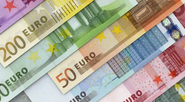 Różne nominały euro, od 10 do 200, ułożone ukośnie. Wkrótce chorwacka waluta będzie euro.