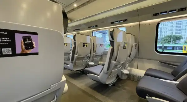 Puste siedzenia w wagonie 1 klasa intercity. Czysto i komfortowo, idealnie na podróż.