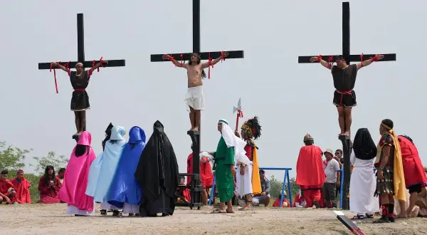 Filipiny religia: inscenizacja ukrzyżowania Jezusa z udziałem wiernych w barwnych strojach.