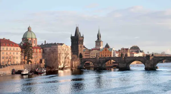 Widok na Pragę z Karolinem, idealne miejsce na wycieczki jednodniowe z Jeleniej Góry. Rzeka Wełtawa i zabytkowe budowle.