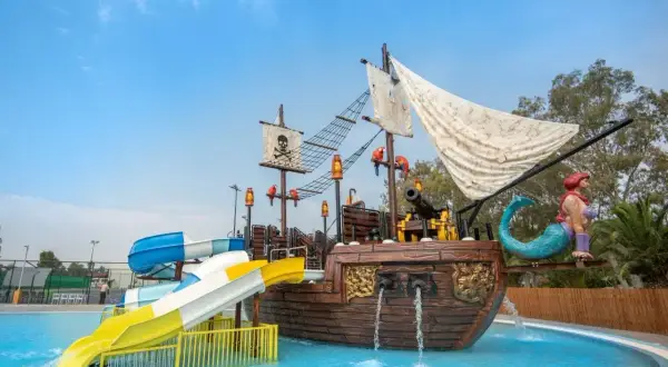 Piracki statek z wodnymi zjeżdżalniami i syreną na pokładzie, idealny na wakacje na Caravia Beach Kos.