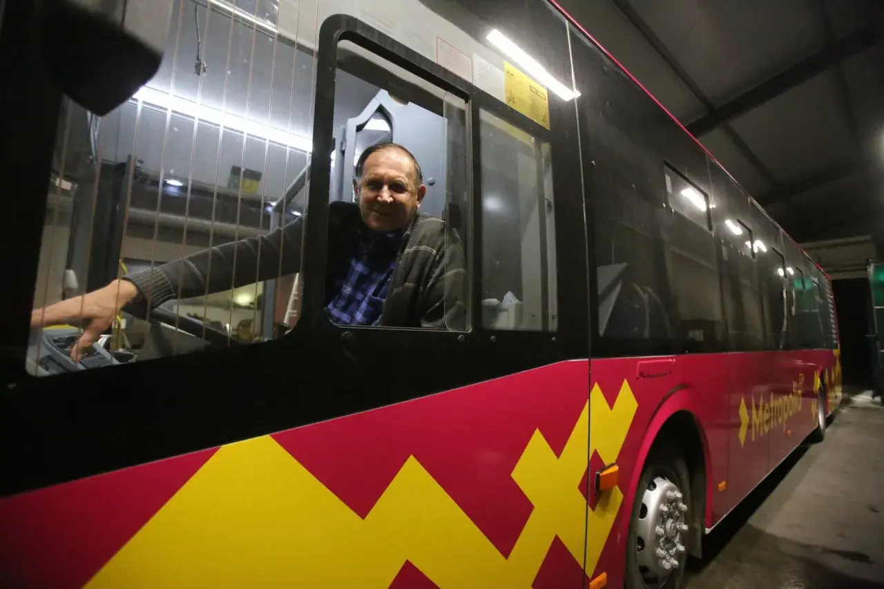 Kierowca autobusu Metropol wita pasażerów. Dojazd z dworca PKP Katowice-Pyrzowice.
