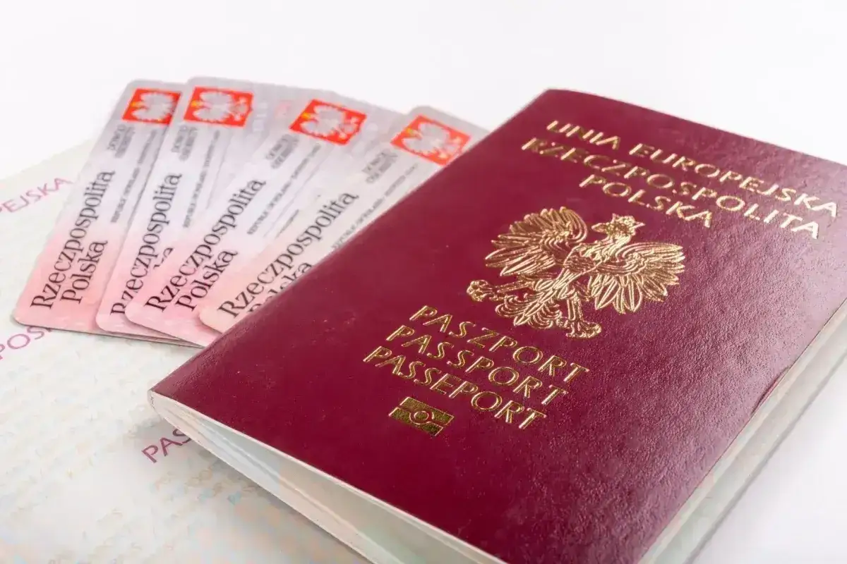 Paszport UE i kilka dowodów osobistych. Czy do Czech potrzebny jest paszport? Tak, jeśli nie jesteś obywatelem UE.