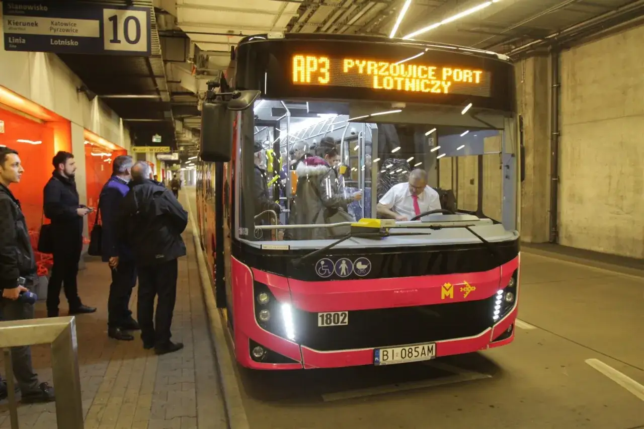 Autobus AP3 z Katowic do Pyrzowic i Lotniska. Dojazd z dworca PKP do Pyrzowic jest możliwy tym autobusem.