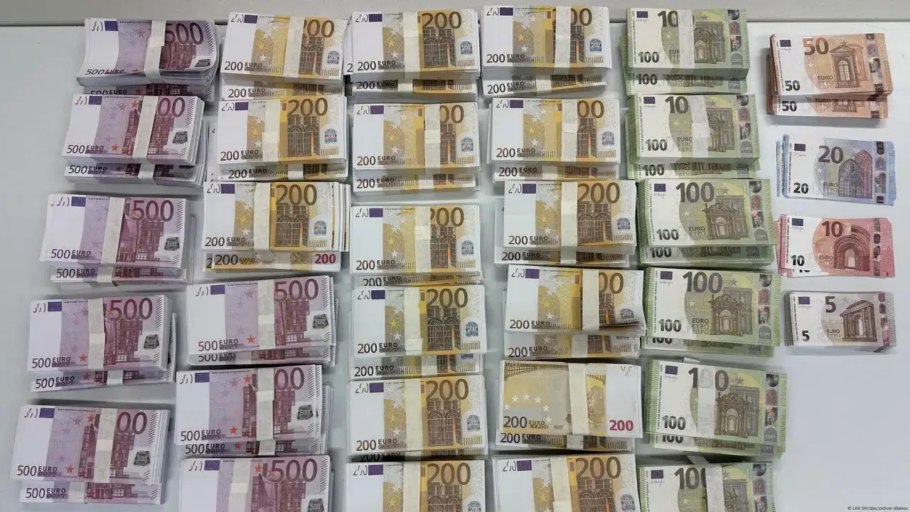 Stosy banknotów euro, w tym 500, 200, 100, 50, 20, 10 i 5 euro, stanowią walutę w Niemczech.